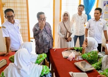 Sekdisdikbud Aceh Besar Dampingi Tim Kementerian Tinjau Penyaluran MBG di Darul Imarah