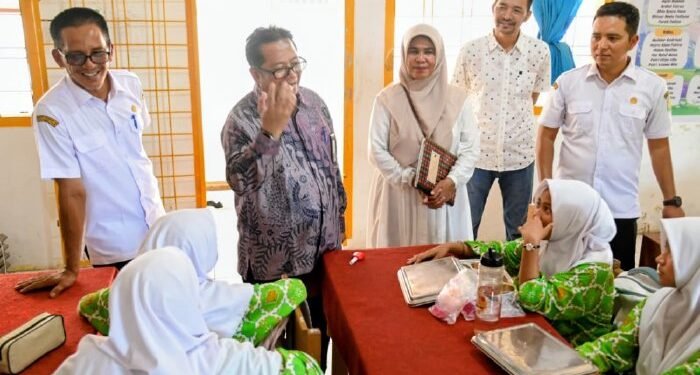 Sekdisdikbud Aceh Besar Dampingi Tim Kementerian Tinjau Penyaluran MBG di Darul Imarah