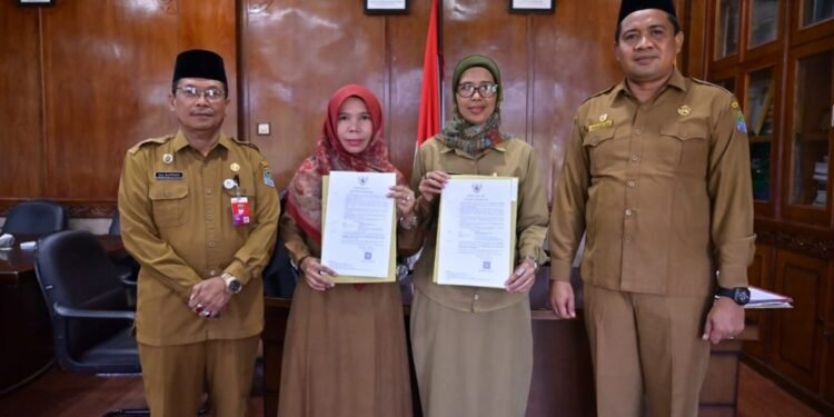 Sekda Aceh Jaya Serahkan SK Plt Kadishub dan Pertanahan