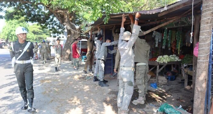 Satpol PP dan WH Aceh Besar Minta Pedagang Tak Lagi Memanjangkan Kanopi