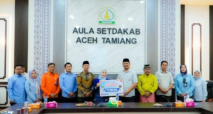 Bupati Serang Serahkan Bantuan untuk Korban Bencana Hidrometeorologi di Tamiang