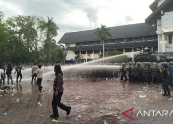 Demo Tolak Pergub JKA di Kantor Gubernur Aceh Berakhir Ricuh