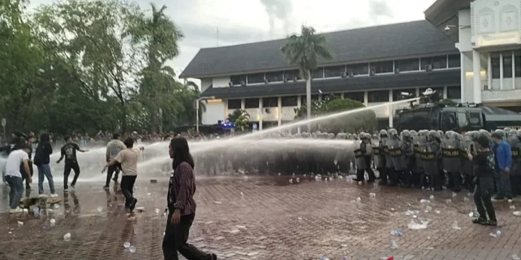 Demo Tolak Pergub JKA di Kantor Gubernur Aceh Berakhir Ricuh