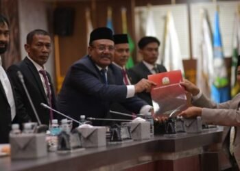 Mualem Hadiri Paripurna DPRA Penyampaian Rekomendasi LKPJ 2025