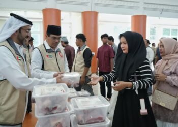 UIN Ar-Raniry Sembelih 64 Sapi, Bagikan 4.000 Paket Daging Kurban Hadiah UEA