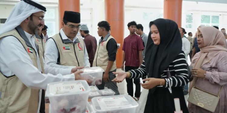UIN Ar-Raniry Sembelih 64 Sapi, Bagikan 4.000 Paket Daging Kurban Hadiah UEA