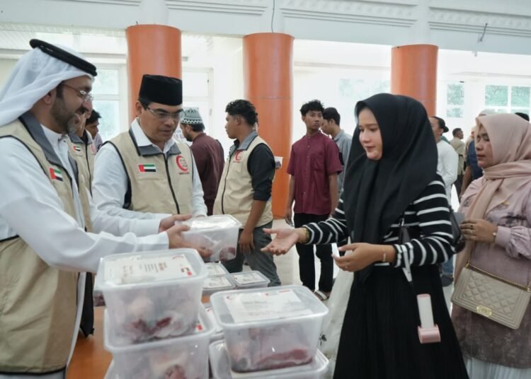 UIN Ar-Raniry Sembelih 64 Sapi, Bagikan 4.000 Paket Daging Kurban Hadiah UEA