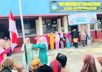 Kenakan Pakaian Adat Aceh dan Kebaya Warnai Peringatan Hardiknas di SDN 9 Tapaktuan