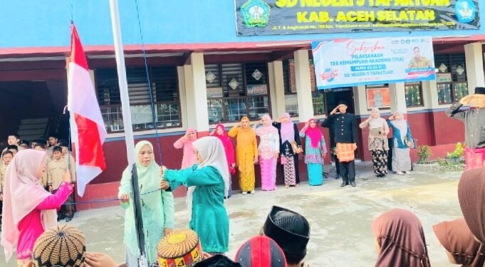 Kenakan Pakaian Adat Aceh dan Kebaya Warnai Peringatan Hardiknas di SDN 9 Tapaktuan