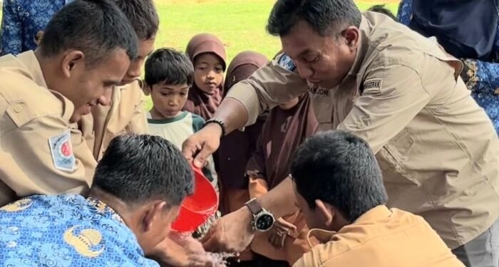 Kabid SMA dan PKLK Tanami Pohon Berbuah di SLBN Pembina Provinsi Aceh