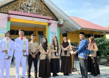 Momen Peringatan Hardiknas, Kepala SMAN 1 Teunom Apresiasi Siswa Juara FLS3N