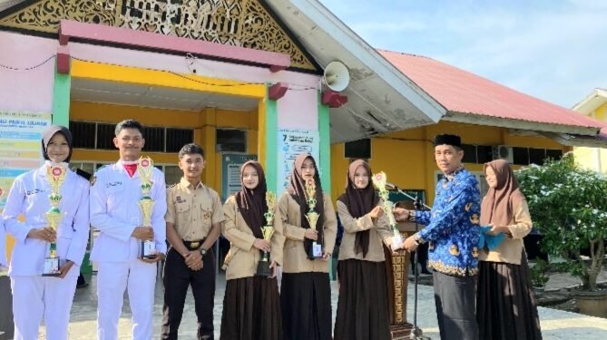Momen Peringatan Hardiknas, Kepala SMAN 1 Teunom Apresiasi Siswa Juara FLS3N