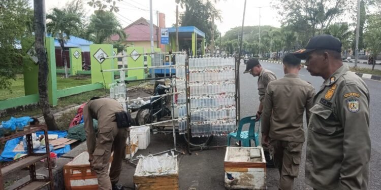 Satpol PP-WH Banda Aceh Tertibkan PKL di Jalan Iskandar Muda Ulee Lheue