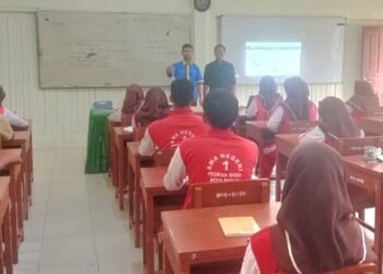 Alumnus S2 PMP UBBG Beri Materi Literasi Menulis di SMAN 1 Peukan Bada