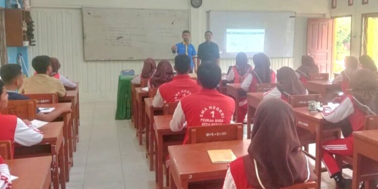 Alumnus S2 PMP UBBG Beri Materi Literasi Menulis di SMAN 1 Peukan Bada