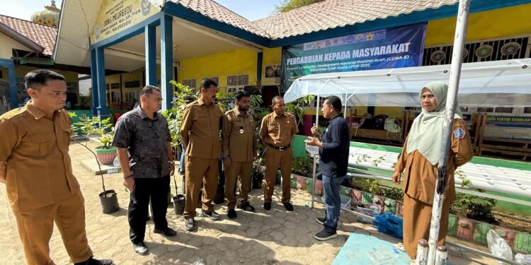 Mahasiswa FKIP USK Sulap Halaman Sekolah Jadi Taman Hidroponik
