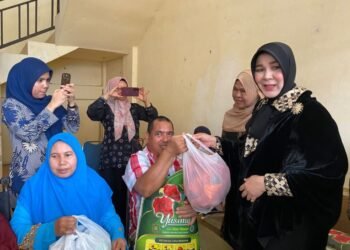 Idul Adha, Illiza Serahkan Bantuan Sembako Kepada Difabel