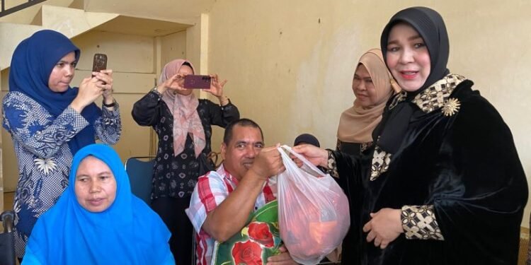 Idul Adha, Illiza Serahkan Bantuan Sembako Kepada Difabel