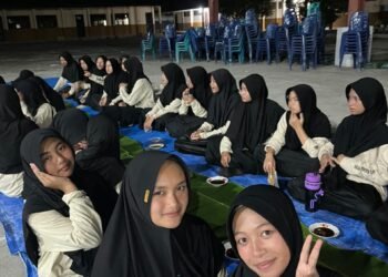 Rayakan Kemenangan, Santri Al Zahrah Pupuk Solidaritas Lewat Santapan Ayam Bakar