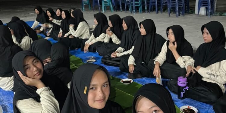 Rayakan Kemenangan, Santri Al Zahrah Pupuk Solidaritas Lewat Santapan Ayam Bakar