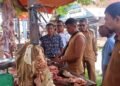 Camat Peukan Bada Tinjau Pasar Daging Meugang, Pastikan Harga Stabil dan Pasokan Aman