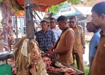 Camat Peukan Bada Tinjau Pasar Daging Meugang, Pastikan Harga Stabil dan Pasokan Aman