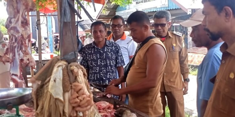 Camat Peukan Bada Tinjau Pasar Daging Meugang, Pastikan Harga Stabil dan Pasokan Aman