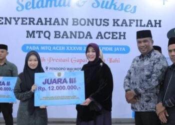 Pemko Banda Aceh Serahkan Bonus kepada Kafilah Berprestasi