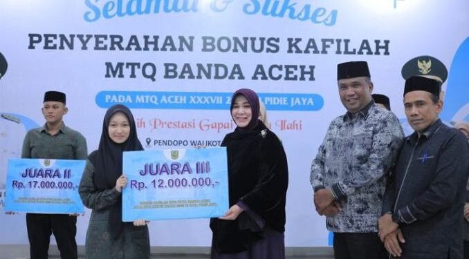 Pemko Banda Aceh Serahkan Bonus kepada Kafilah Berprestasi