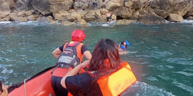 Tim SAR Evakuasi Delapan Korban Perahu Terbalik di Aceh Besar