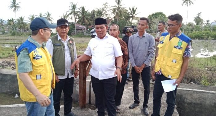 Bupati Tinjau Proyek Normalisasi Saluran Bantuan Presiden di Kuta Baro