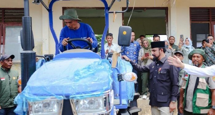 Bupati Al-Farlaky Bagi Alsintan Untuk Brigade Pangan