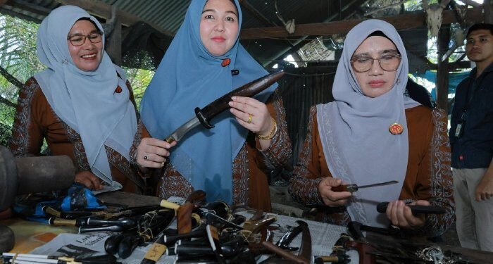 Ketua Dekranasda Aceh Besar Rita Mayasari Dorong Regenerasi Perajin Rencong