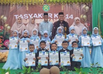 Tasyakur RA Perwanida, Kakanwil Kemenag Aceh Semangati dan Serahkan Hadiah