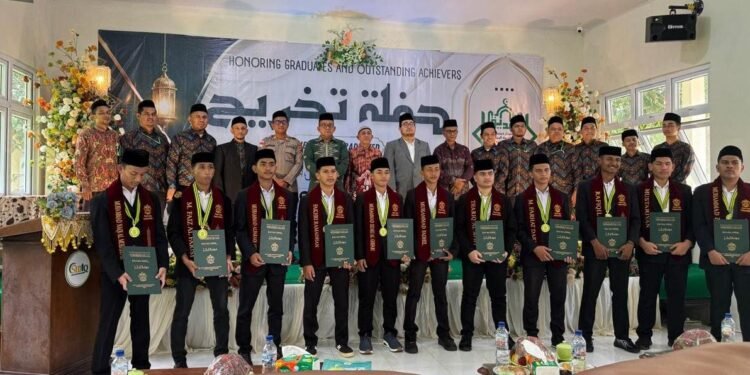 Dayah SIDIQ Haflah Takhrij, Kakanwil Kemenag Aceh Ajak Wisudawan Berilmu dan Berintegritas