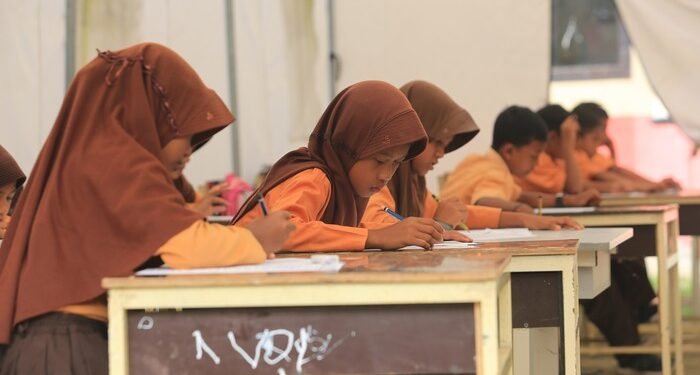 Omen, Puluhan Sekolah di Aceh Masih Belajar di Tenda Darurat