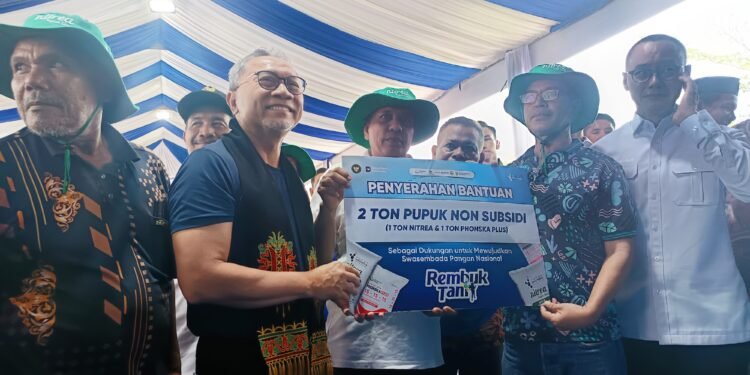 Petani Aceh Besar Terima Bantuan 2 Ton Pupuk Non-Subsidi