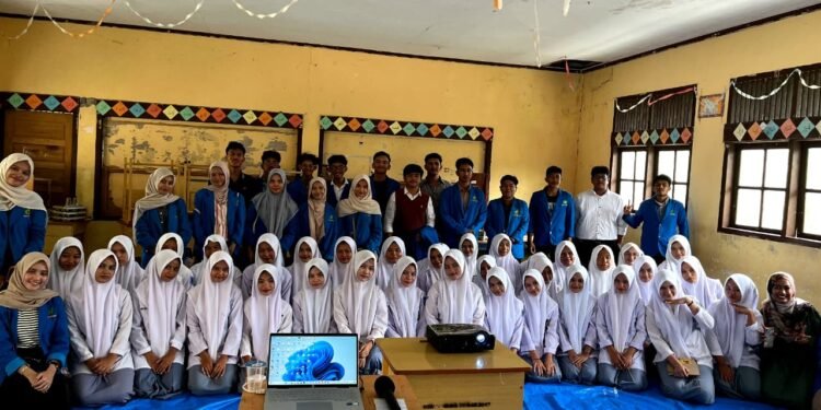 Mahasiswa Aceh Besar UIN Ar-Raniry Gelar Saweu Sikula di SMA Negeri 1 Masjid Raya