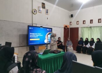 Dosen FKIP USK Latih Guru SMAN 1 Peukan Bada Manfaatkan Papan Interaktif Digital
