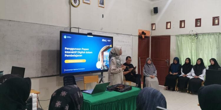 Dosen FKIP USK Latih Guru SMAN 1 Peukan Bada Manfaatkan Papan Interaktif Digital