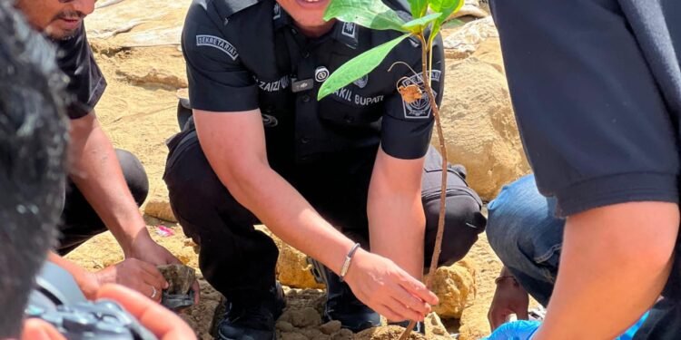Wabup Pidie Tanam 200 Pohon di Pantai Pelangi, Serukan Aksi Nyata Hadapi Perubahan Iklim
