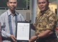 Sekcam Peukan Bada Serahkan Kliping Artikel Beut Kitab Bak Sikula kepada Bupati Aceh Besar