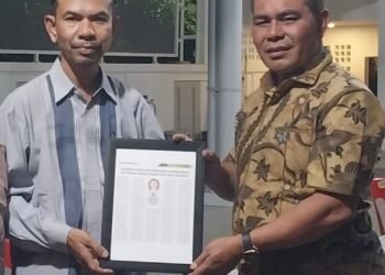 Sekcam Peukan Bada Serahkan Kliping Artikel Beut Kitab Bak Sikula kepada Bupati Aceh Besar
