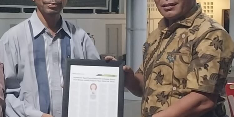 Sekcam Peukan Bada Serahkan Kliping Artikel Beut Kitab Bak Sikula kepada Bupati Aceh Besar