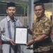 Sekcam Peukan Bada Serahkan Kliping Artikel Beut Kitab Bak Sikula kepada Bupati Aceh Besar