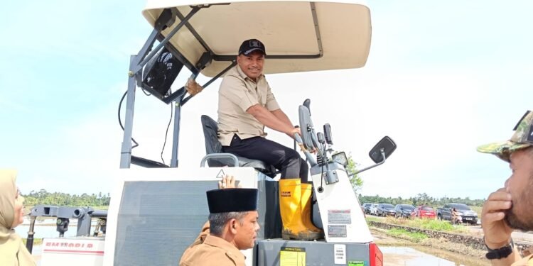 Tanam Perdana MTG di Tangan-tangan, Dr. Safaruddin; Abdya Terbanyak Mendapatkan Bantuan Alsintan