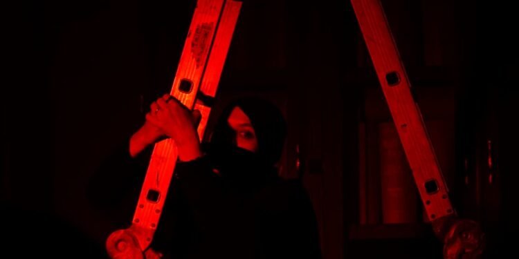 “Kurông”, Monolog tentang Tubuh, Ruang, dan Kebebasan yang Mengundang Refleksi