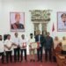 Bupati Al-Farlaky Terima Penghargaan dari KIA