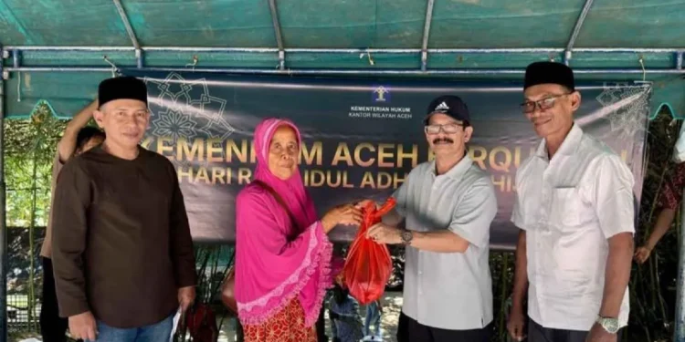 Kemenkum Aceh Salurkan Ratusan Paket Kurban