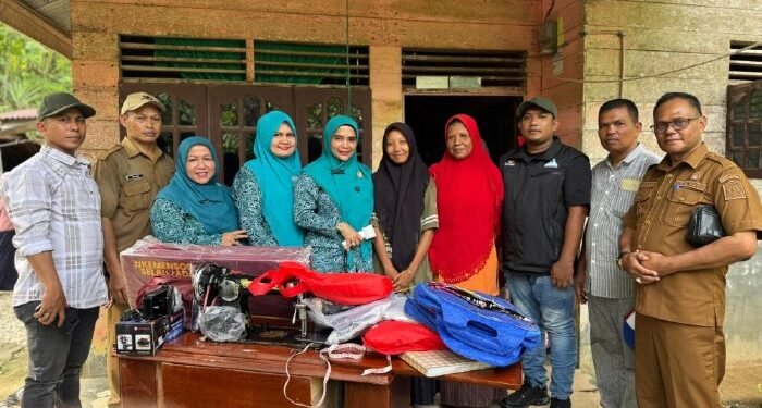 Ketua TP PKK Bantu Mesin Jahit kepada Siswi Kurang Mampu